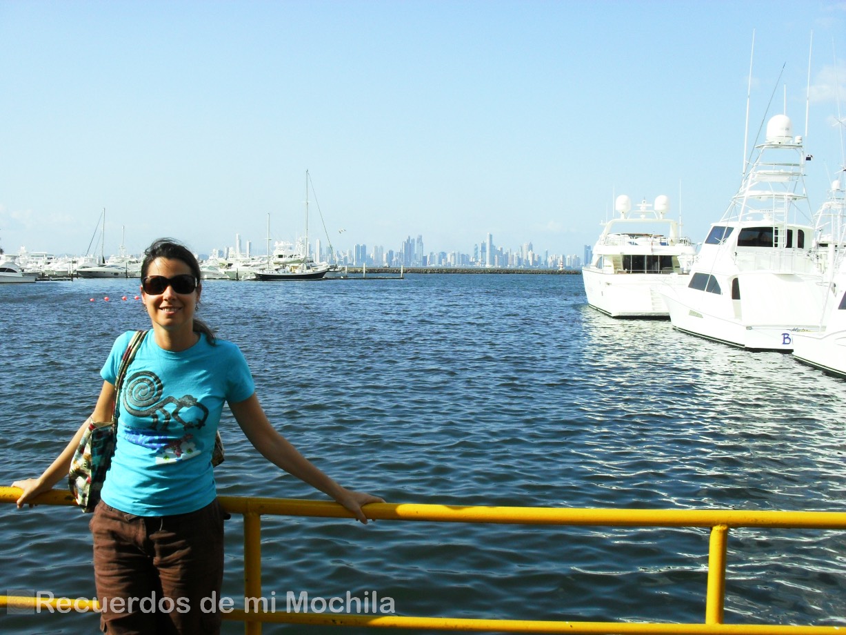 barco por el canal de Panamá