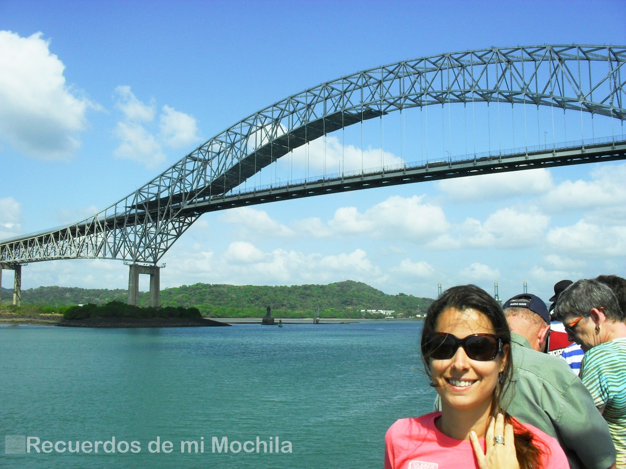 barco por el canal de Panamá