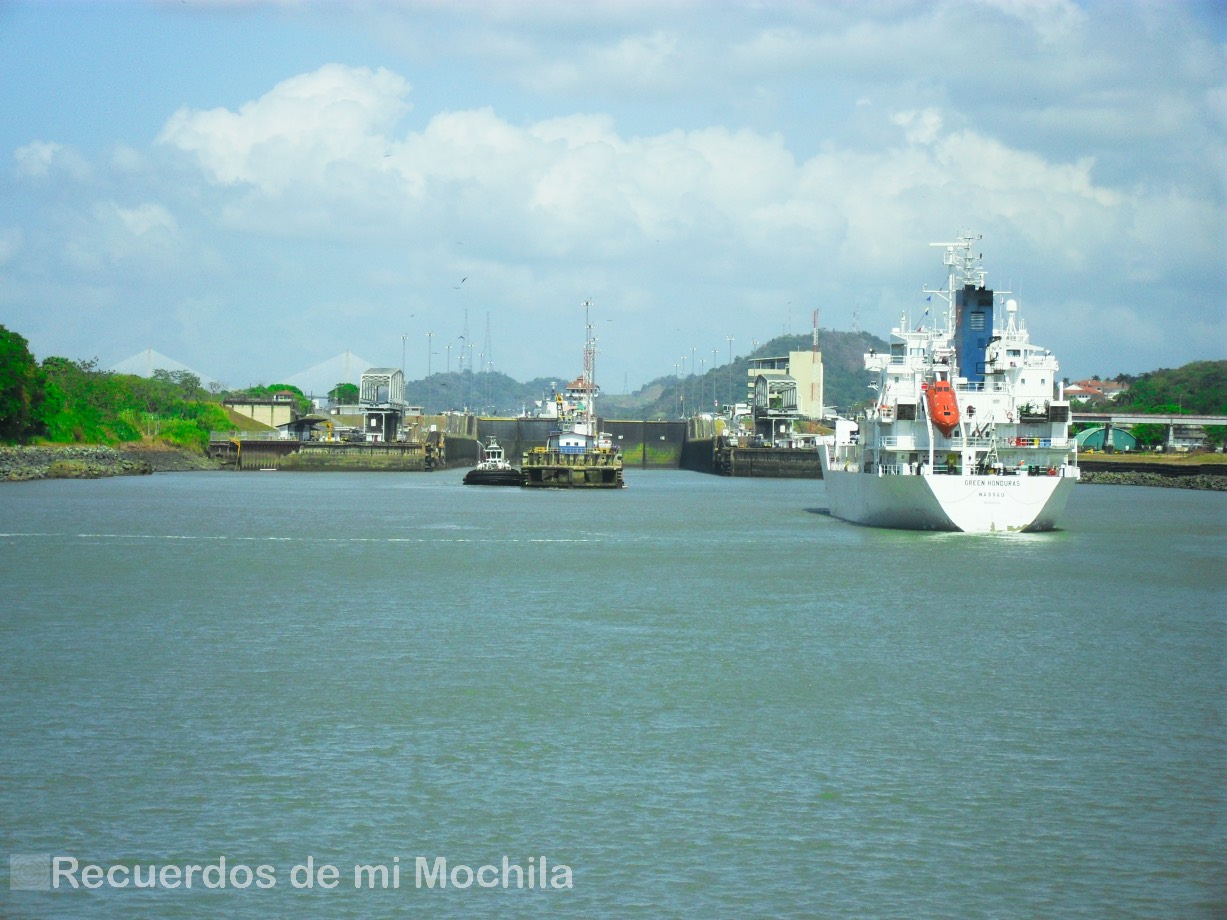 barco por el canal de Panamá