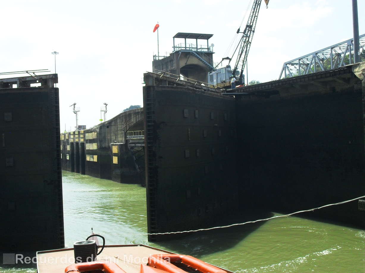 barco por el canal de Panamá
