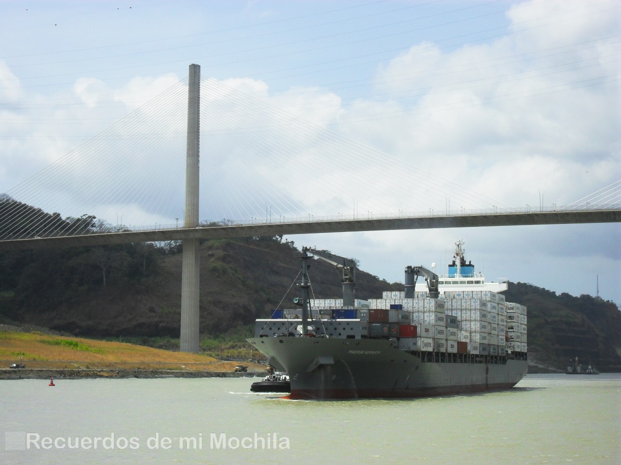 barco por el canal de Panamá