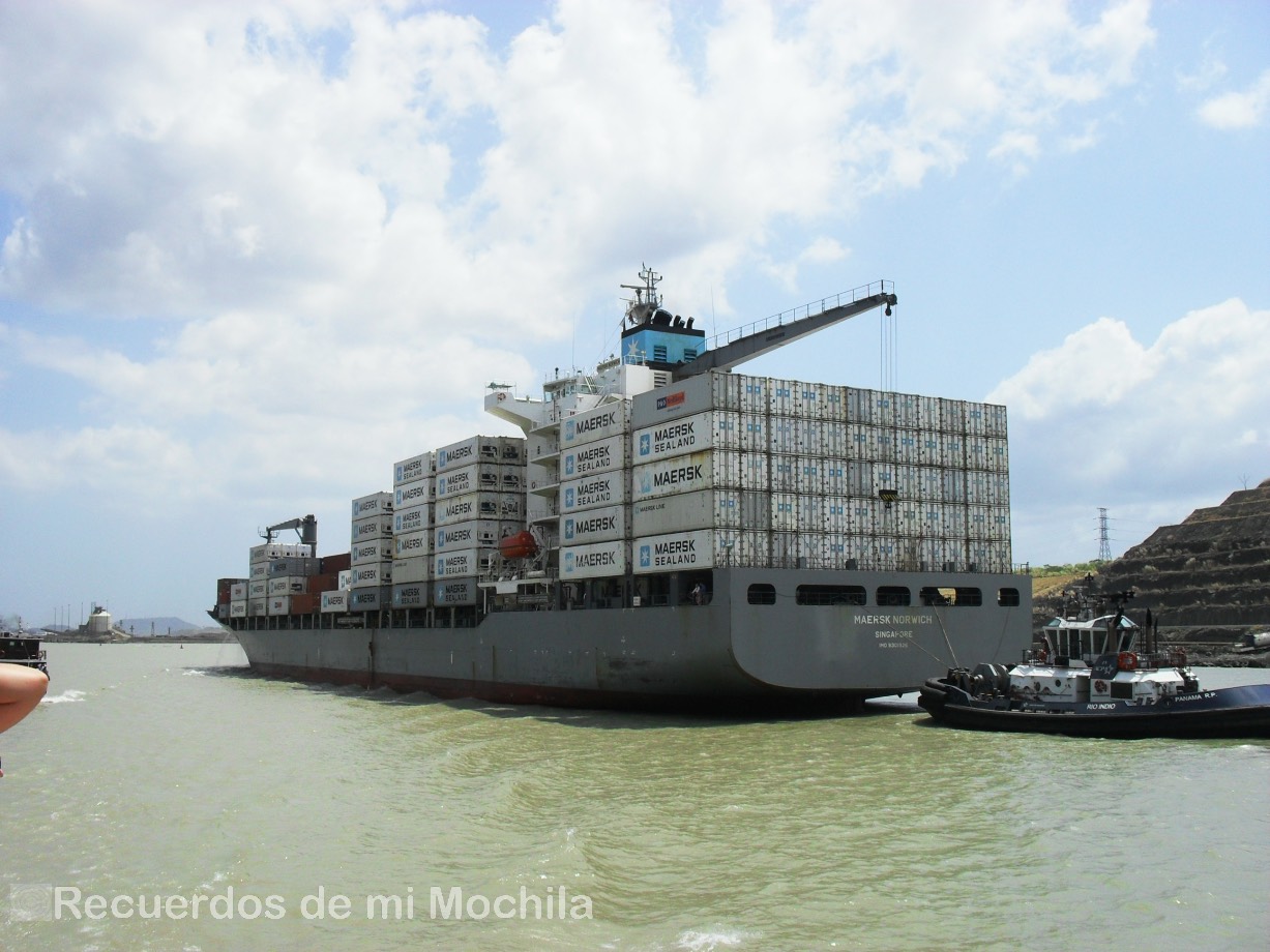 barco por el canal de Panamá